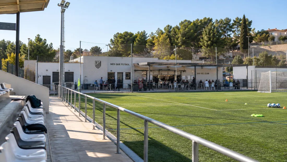 Campo de fútbol base con el bar del club al fondo un sábado por la mañana